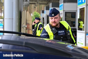 Policjanci kontrolują trzeźwość kierowców
