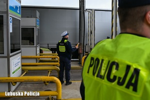 Policjanci kontrolują trzeźwość kierowców