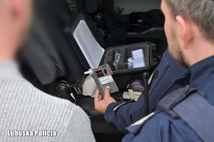 Policjanci kontrolują trzeźwość kierowców