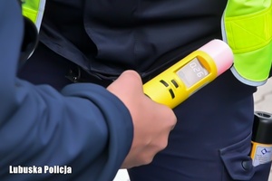 Policjanci kontrolują trzeźwość kierowców