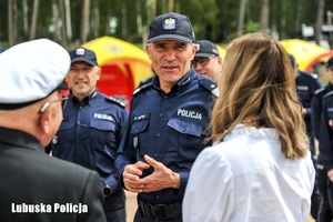 Policjant rozmawia z dziecmi