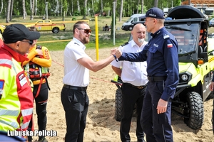 Policjant wita się z innym mężczyzną