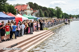 Osoby obserwują pokaz