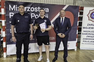 zawodnik ping-ponga i policjanci