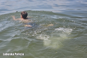 osoba płynie w wodzie