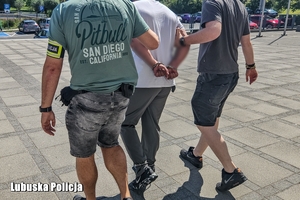 policjanci prowadzą mężczyznę