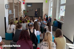 policjanci rozmawiają z dziećmi