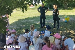 policjanci rozmawiają z dziećmi