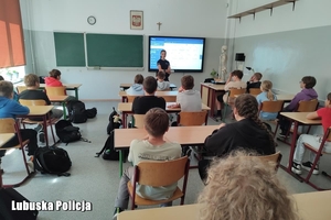 policjanci rozmawiają z dziećmi