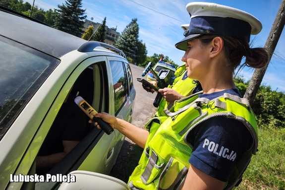 policjanci podczas kontroli drogowej