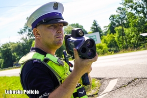policjanci podczas kontroli prędkości