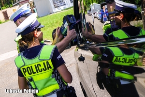 policjanci podczas kontroli drogowej