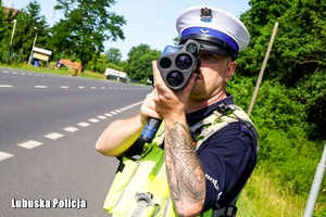 policjant podczas kontroli prędkości