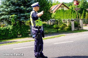 policjant zatrzymuje pojazd do kontroli