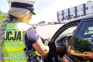 policjantka podczas kontroli drogowej