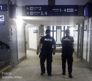mundurowi na dworcu kolejowym