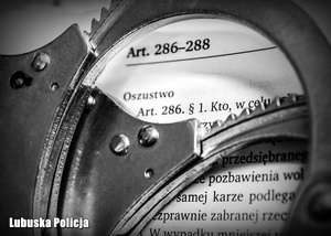 Kajdanki położone na kodeksie karnym.