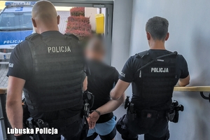 policjanci prowadzą mężczyznę