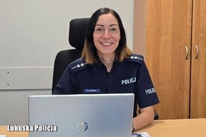 policjantka siedzi przy biurku