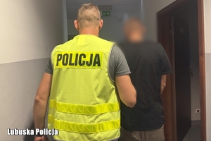 policjant prowadzi mężczyznę