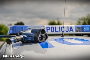 Uprzedzenie do pomiaru prędkości znajdujące się na dachu radiowozu.