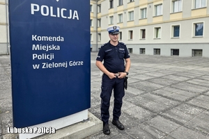 policjant stoi na placu