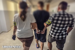 policjanci prowadzą mężczyznę