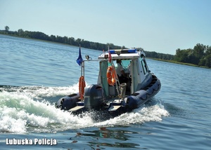 policyjna motorówka na wodzie