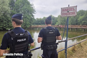 policjanci obserwują wodę