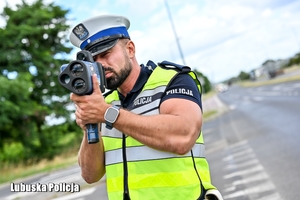 Policjant ruchu drogowego podczas służby