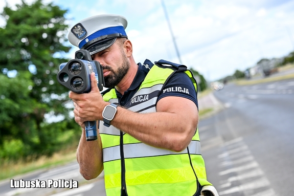 Policjant ruchu drogowego podczas służby