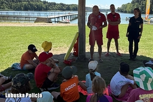 mundurowi rozmawiają z dziećmi