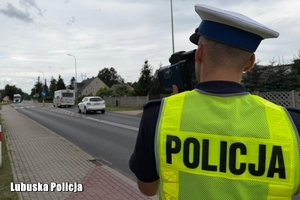 policjant kontroluje prędkość pojazdów