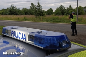 policjant kontroluje prędkość pojazdów