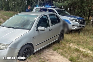 samochód stoi przy radiowozie
