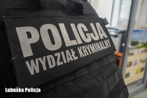 napis na kamizelce policyjnej