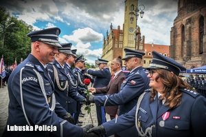 wręczenie odznaczeń i gratulacje