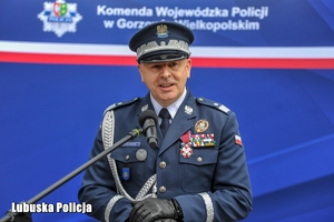 przemawiający policjant