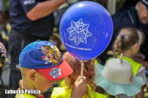 chłopiec trzyma balon