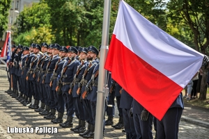 policjanci trzymają flagę