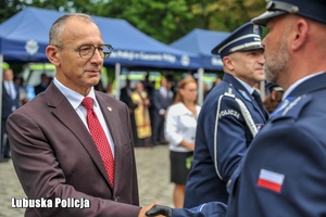 mężczyzna gratuluje policjantowi