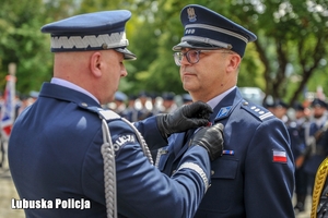 policjant otrzymuje medal