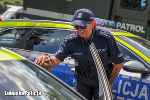 policjantka uśmiecha się do dziecka