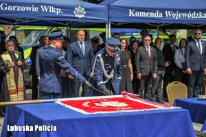 wbicie gwoździa w sztandar