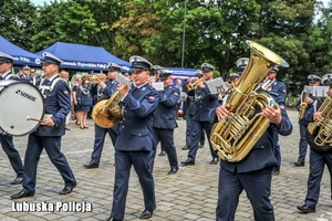 przemarsz policyjnej orkiestry