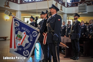 poczet sztandarowy w kościele