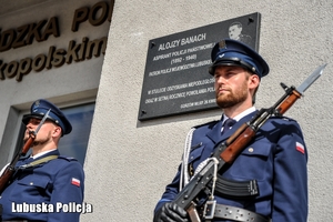 policjanci stoją przy tablicy pamiątkowej