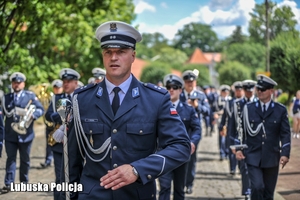 przemarsz policyjnej orkiestry