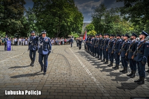 policjant maszeruje wzdłuż oddziału