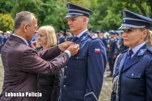policjant otrzymuje medal